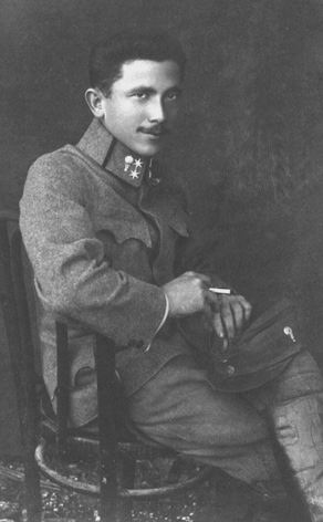 Korporal of Aviation Troops with the "Balloon Badge" on collar and cap.