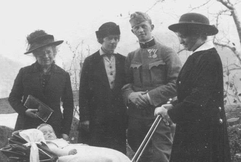 Oberleutnant Jungwirth with his fiance�, mother and sister in October 1915