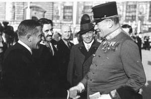 Generaloberst F�rst Sch�nburg greets MMThO winner Peter Scheider in the thirties. Click to enlarge